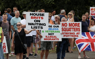 DETIENEN A 400 EN REINO UNIDO POR DISTURBIOS Y MARCHAS DE PROTESTA POR EL RACISMO